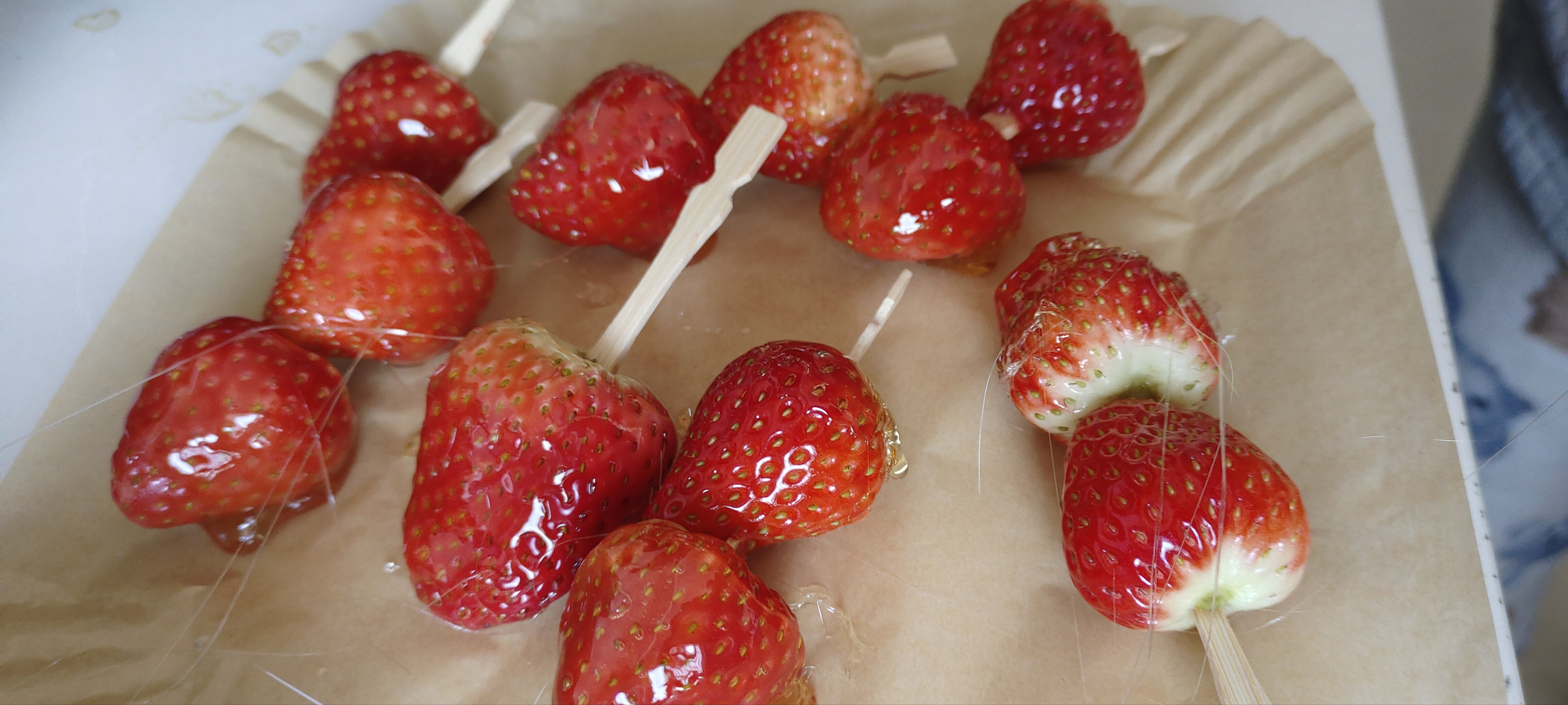 冬天摆摊卖糖葫芦最佳地点在哪?选对位置人气旺,一锅糖浆也能做成热生意!(图2) 冬天摆摊卖糖葫芦最佳地点在哪?选对位置人气旺,一锅糖浆也能做成热生意!(图2)