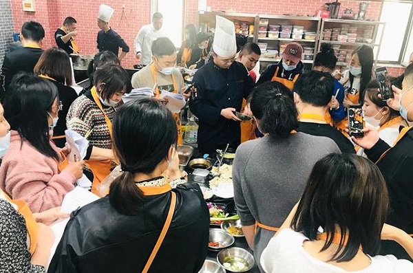 想学餐饮技术去哪里最好？选择厨仟艺走向成功之路(图2)