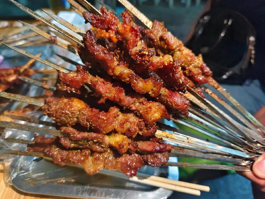 烧烤羊肉串的做法：如何制作美味的羊肉串，外焦里嫩口感绝佳？(图2)
