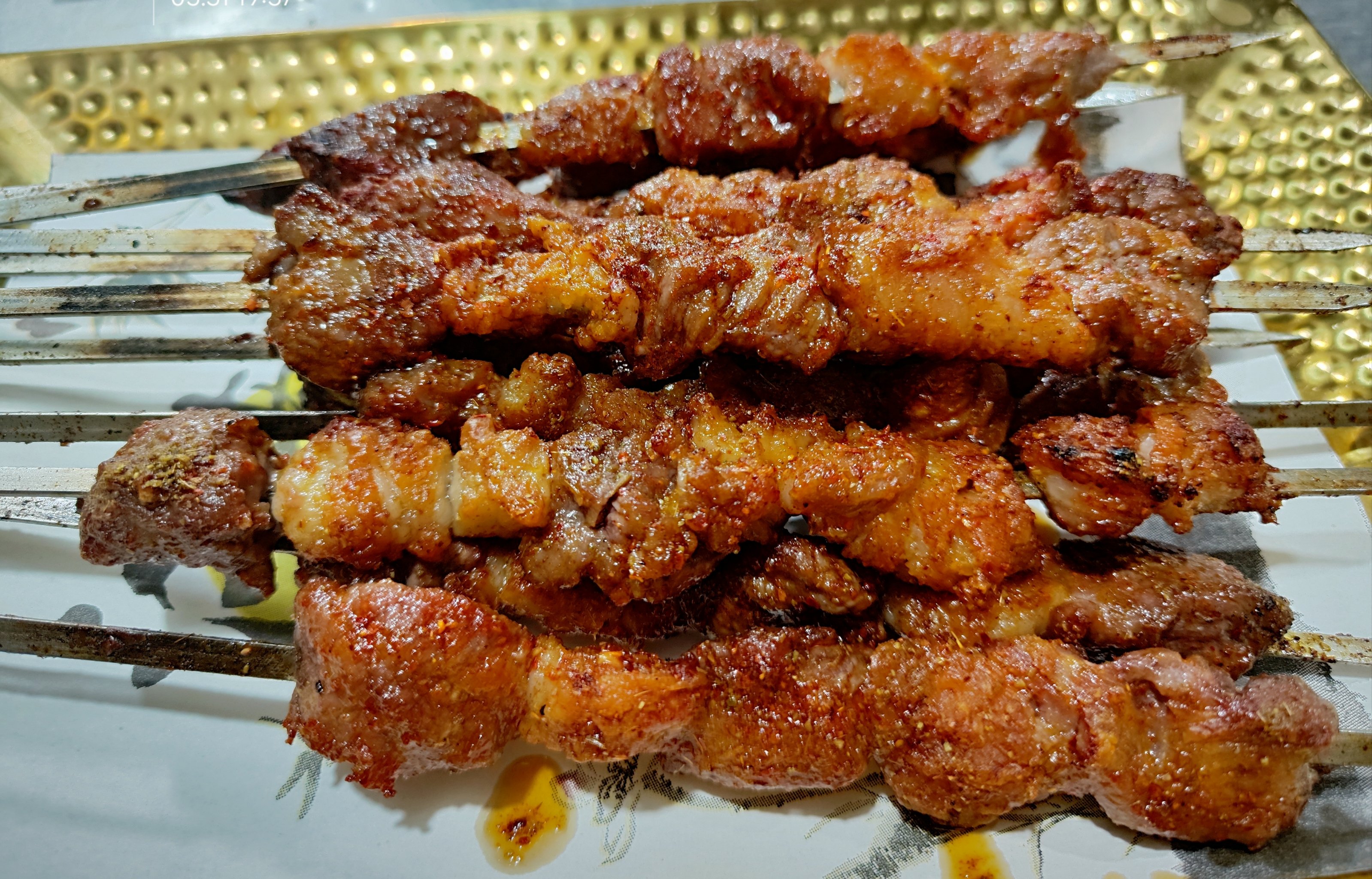 烧烤羊肉串的做法：如何制作美味的羊肉串，外焦里嫩口感绝佳？