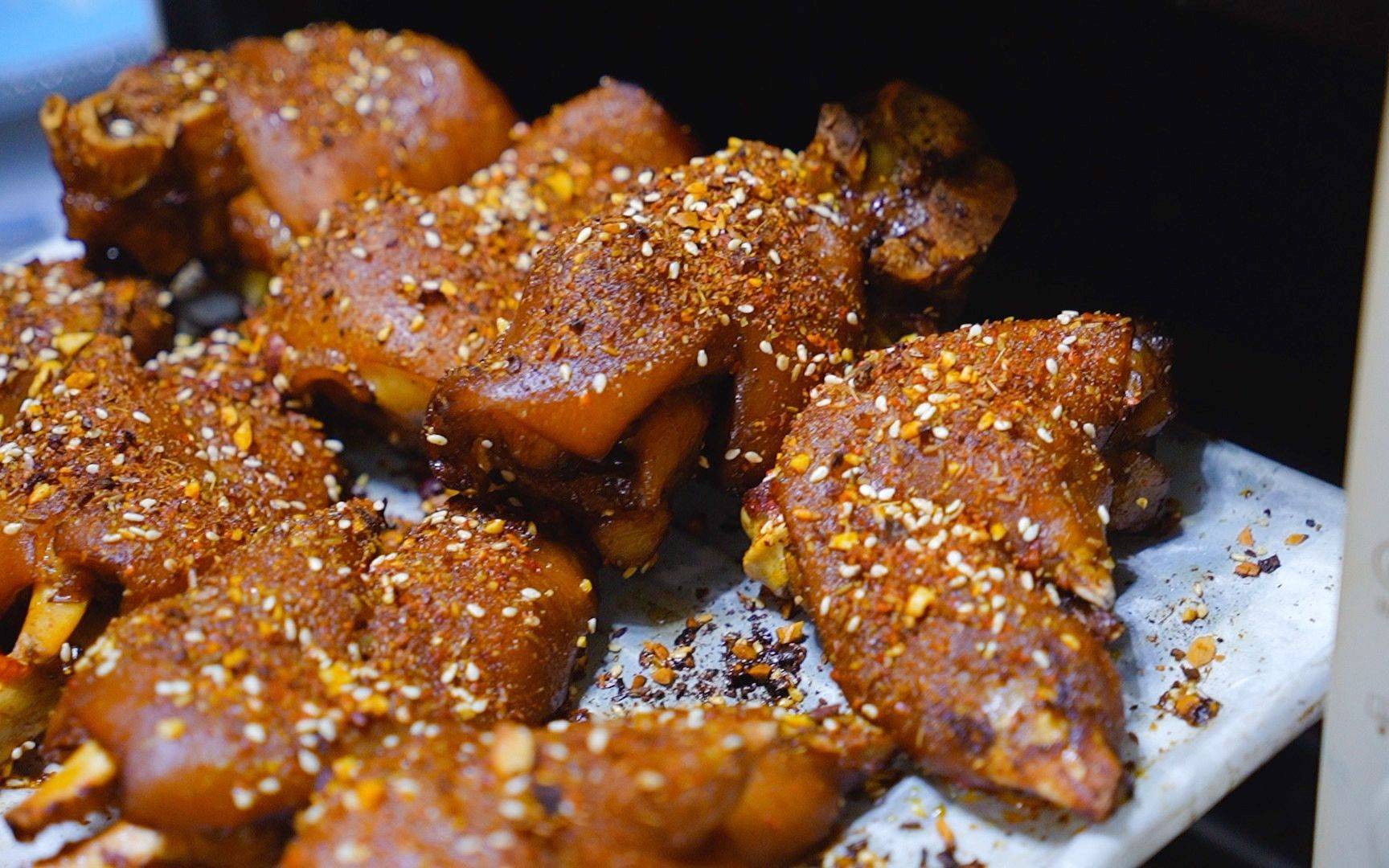烤猪蹄的做法：让美味直达味蕾的烧烤神器(图2)