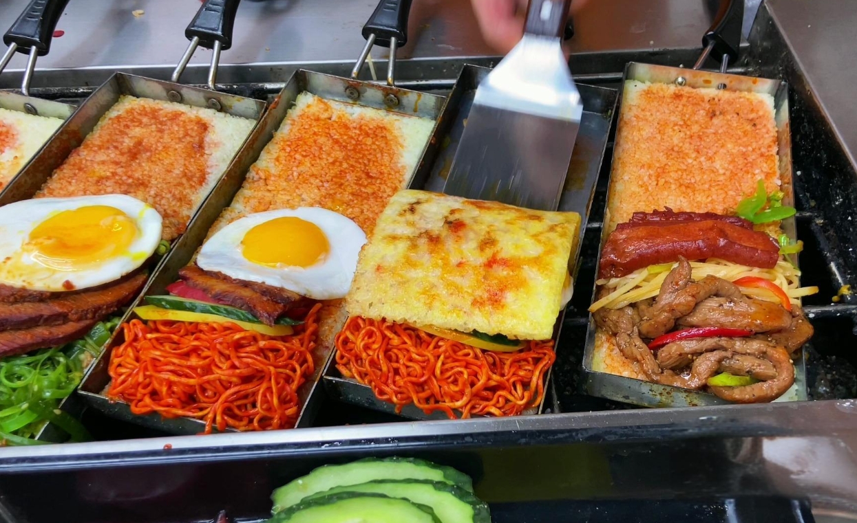 锅巴饭小吃摆摊赚钱吗？投资低回报快，路人都馋哭了！(图2)