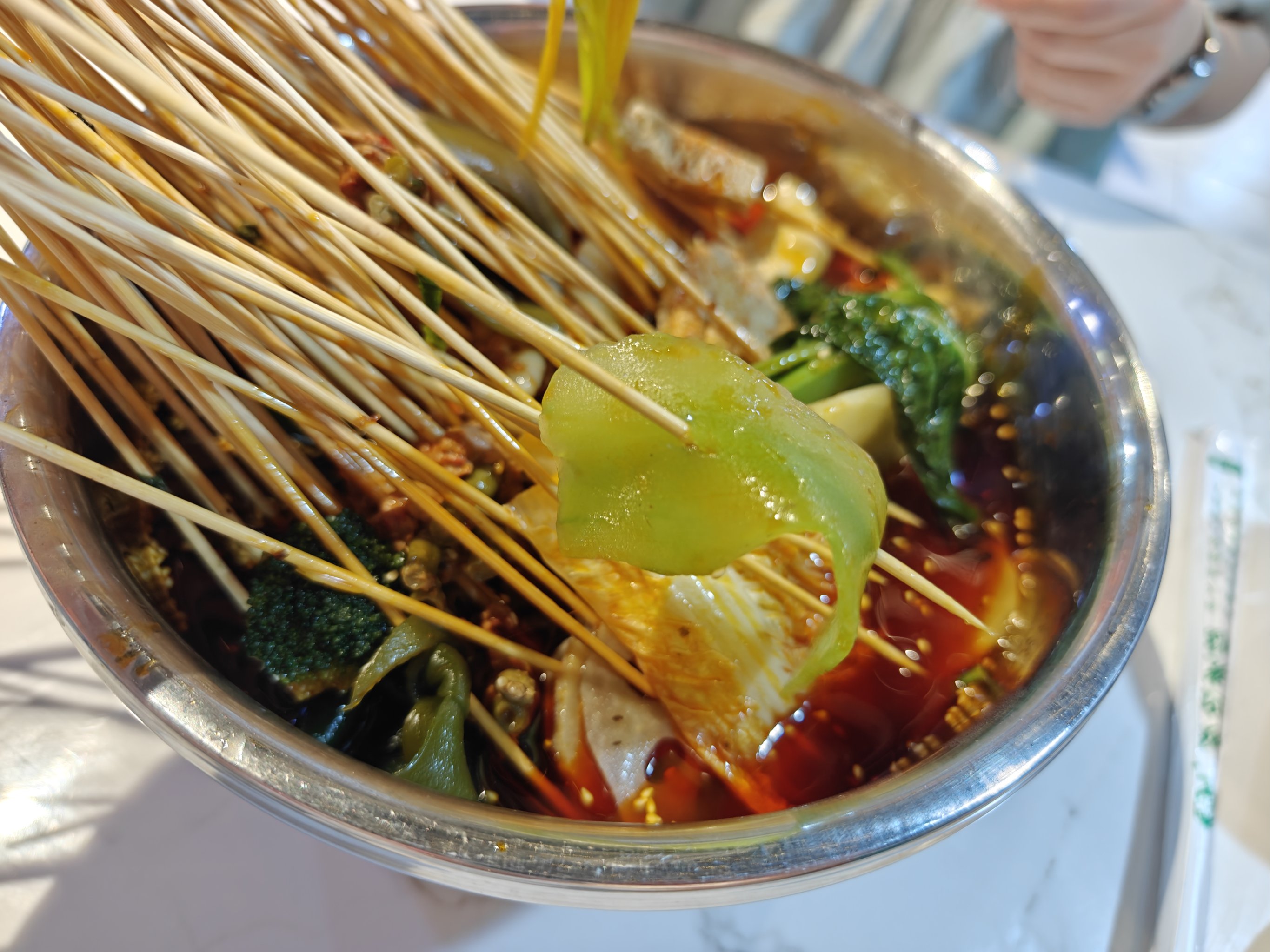 冷锅串串是穿好在煮的吗？小吃这么卖，顾客才愿排队！(图3)