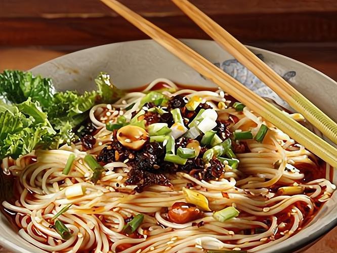 ​​摆摊卖卤面赚钱吗？老卤师揭秘：从选料到出摊，手把手教你稳当赚​​(图3)