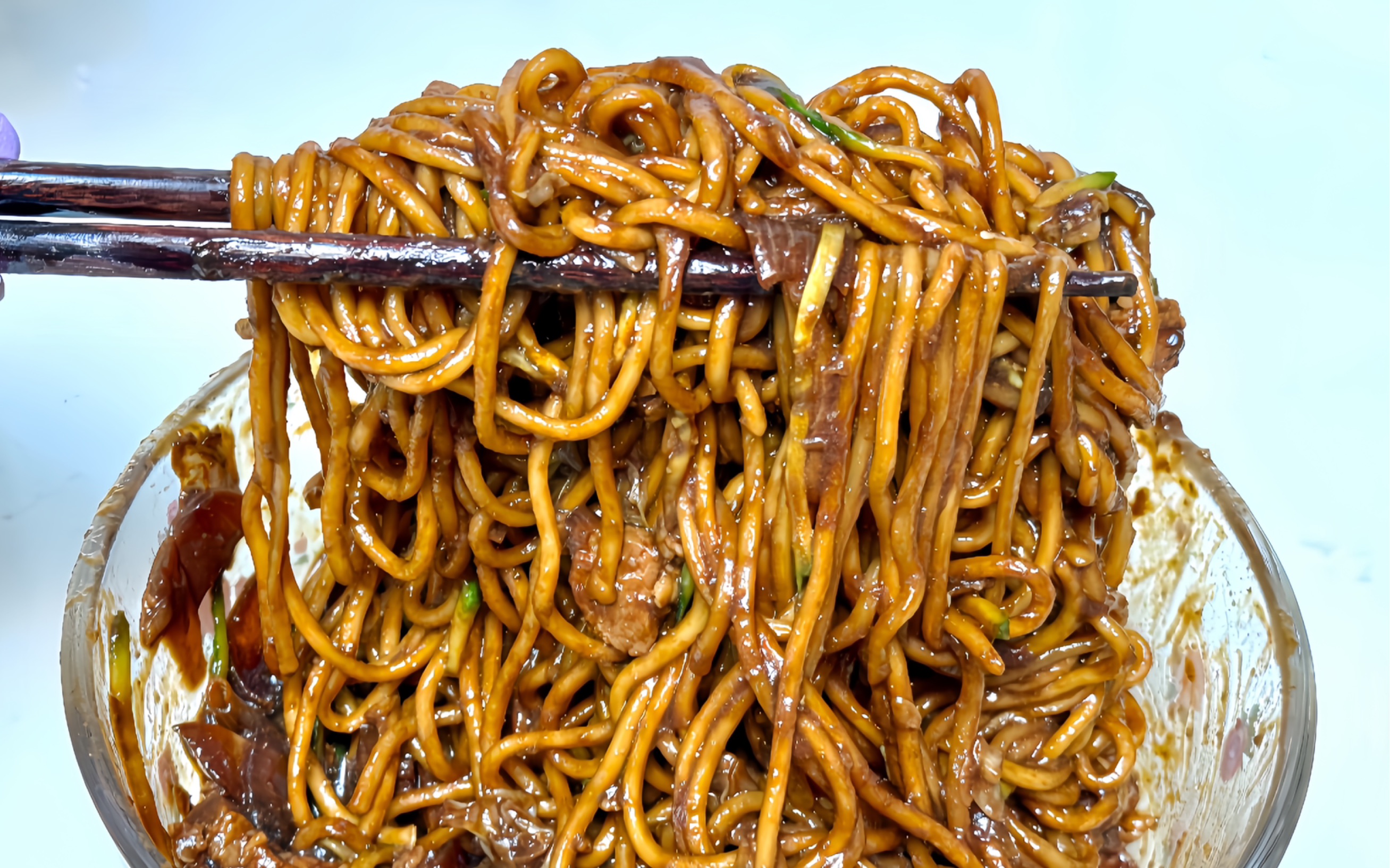 ​​摆摊卖炸酱面赚钱吗？老摊主揭秘：从选料到出摊，手把手教你稳当赚​​(图2)