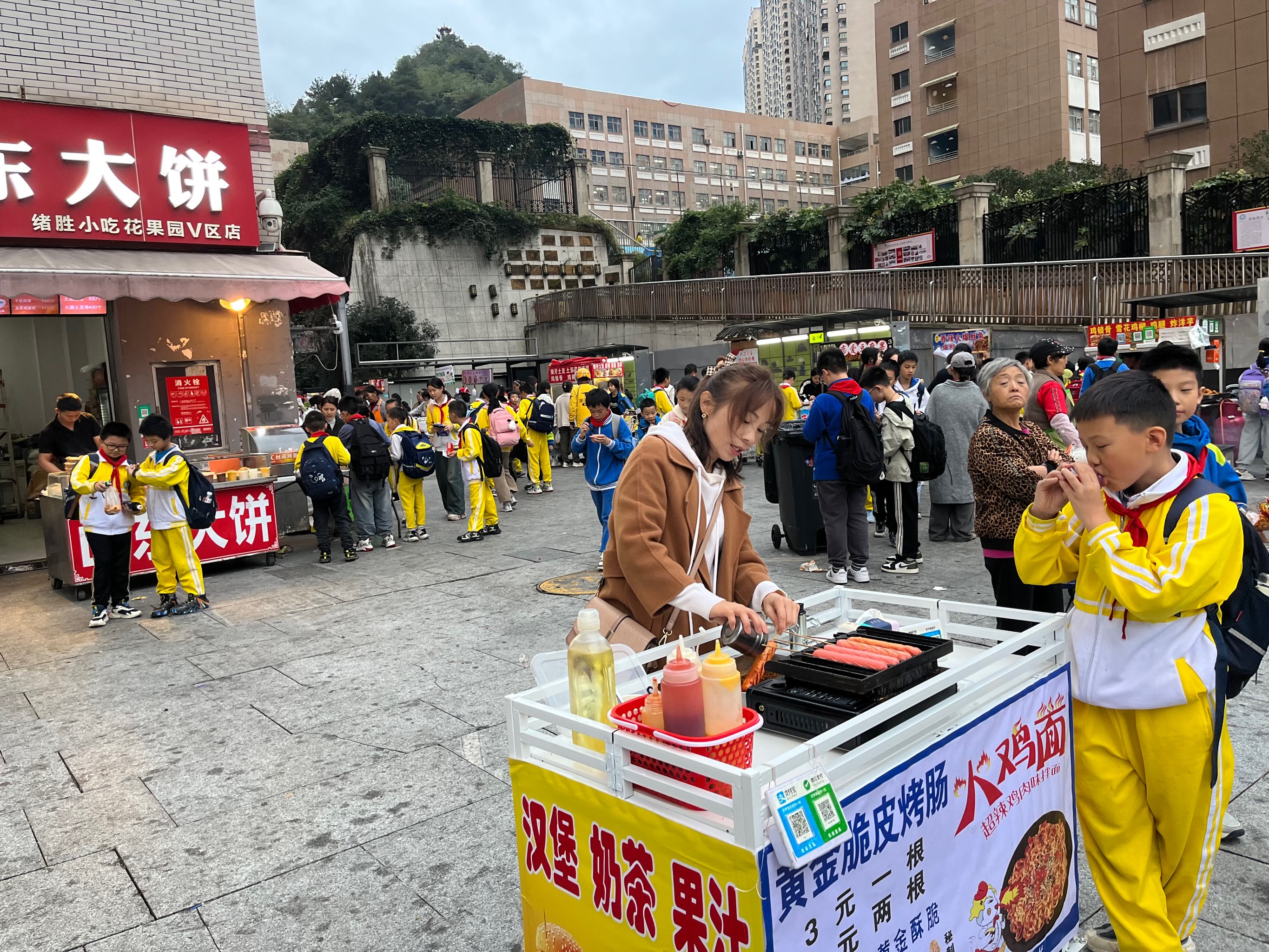 最省事的小吃摆摊？操作快口味稳，创业新手也能轻松搞定！(图2)