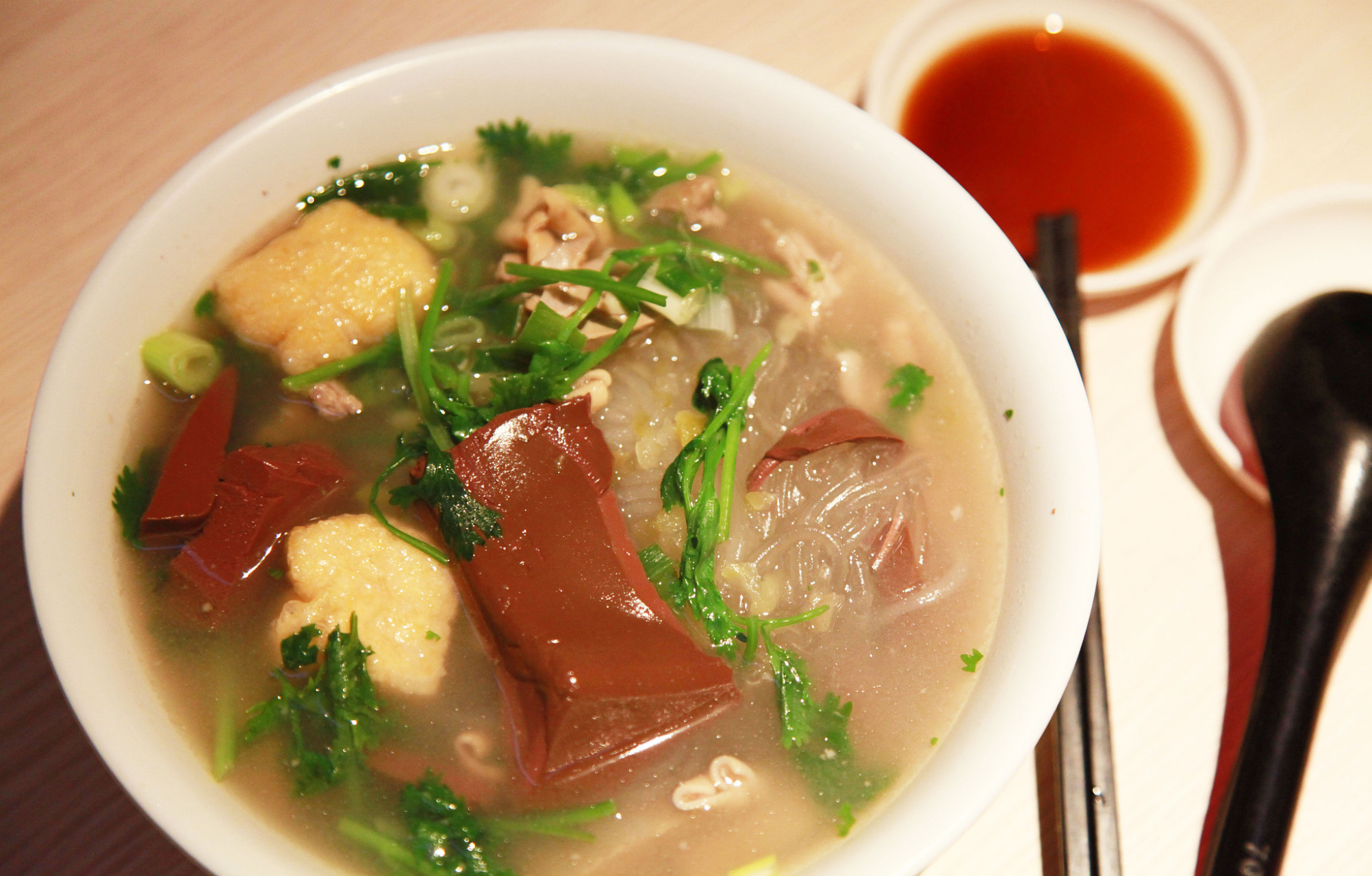 鸭血粉丝汤怎么做才正宗？汤鲜味浓、鸭香四溢的秘诀全在这里！(图2)