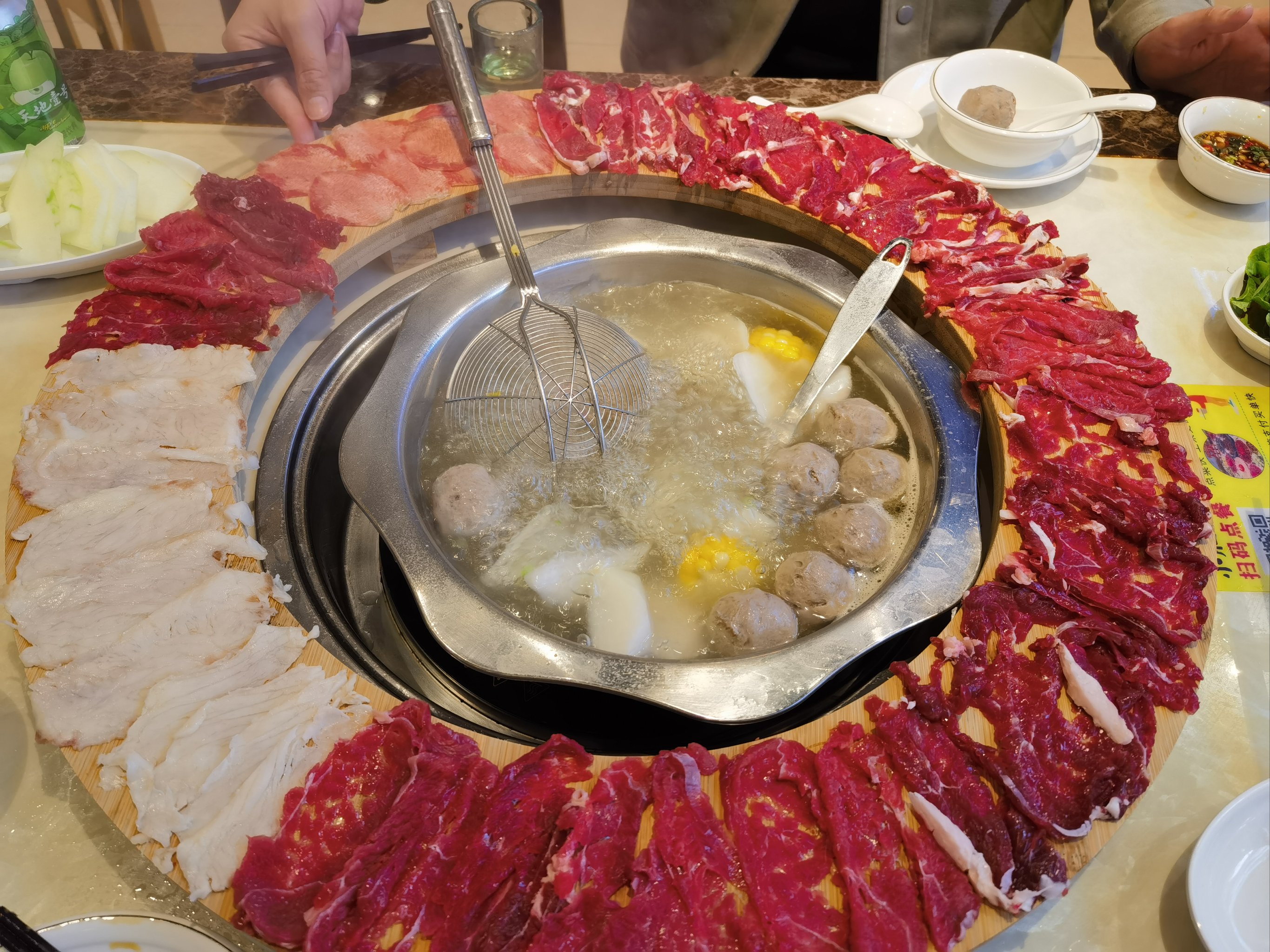 潮汕牛肉火锅生意好不好做？鲜切现涮人气高，抓住味道就能稳稳出圈！(图3)