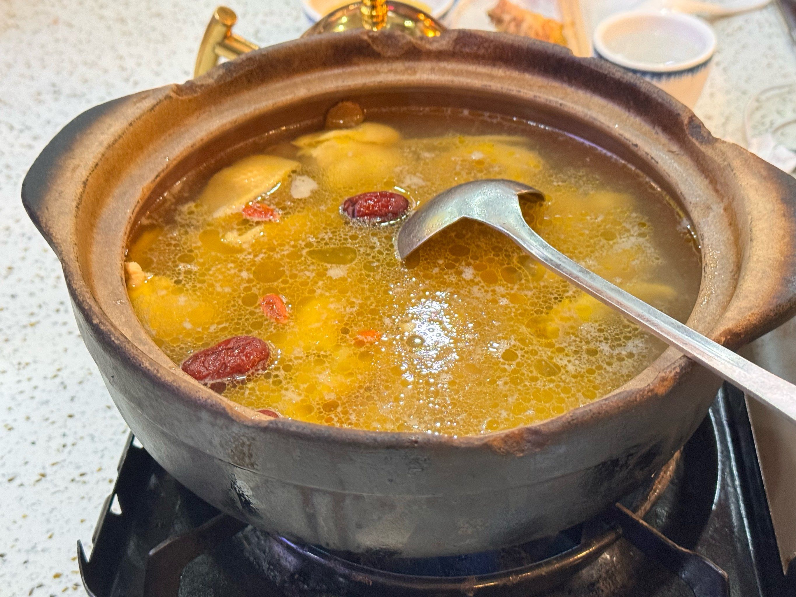 打边炉的做法要讲究什么？汤底鲜香食材新，学正宗技巧才能味道地道！(图2)