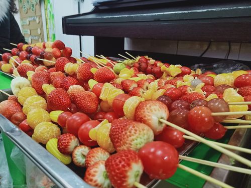 冰糖葫芦花样做法有哪些?传统糖衣变网红甜品,一锅糖浆玩出百种创意!(图2) 冰糖葫芦花样做法有哪些?传统糖衣变网红甜品,一锅糖浆玩出百种创意!(图2)