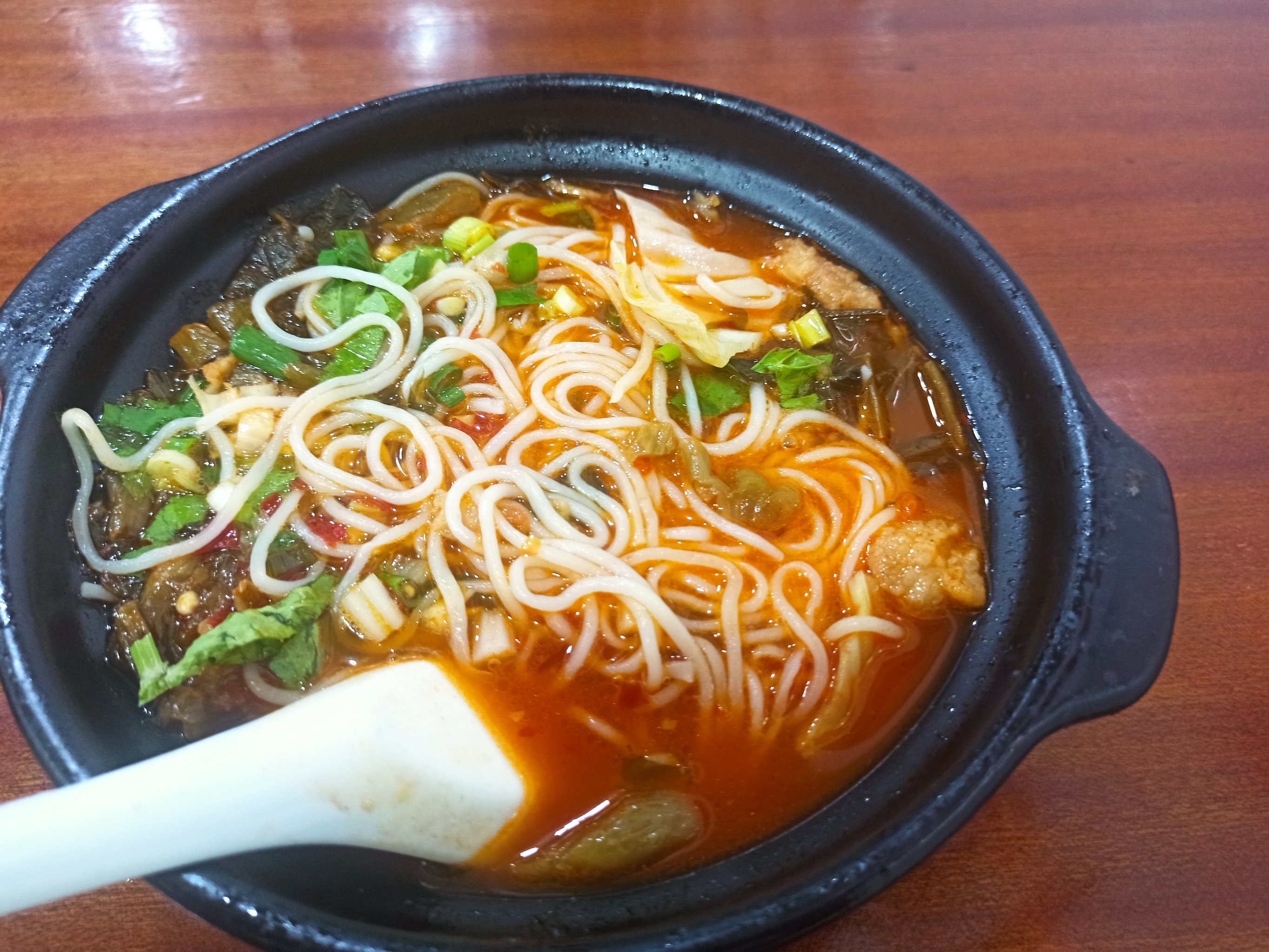 砂锅米线生意好做吗?一碗热汤香飘街头,小本项目也能稳稳赚钱!(图2) 砂锅米线生意好做吗?一碗热汤香飘街头,小本项目也能稳稳赚钱!(图2)