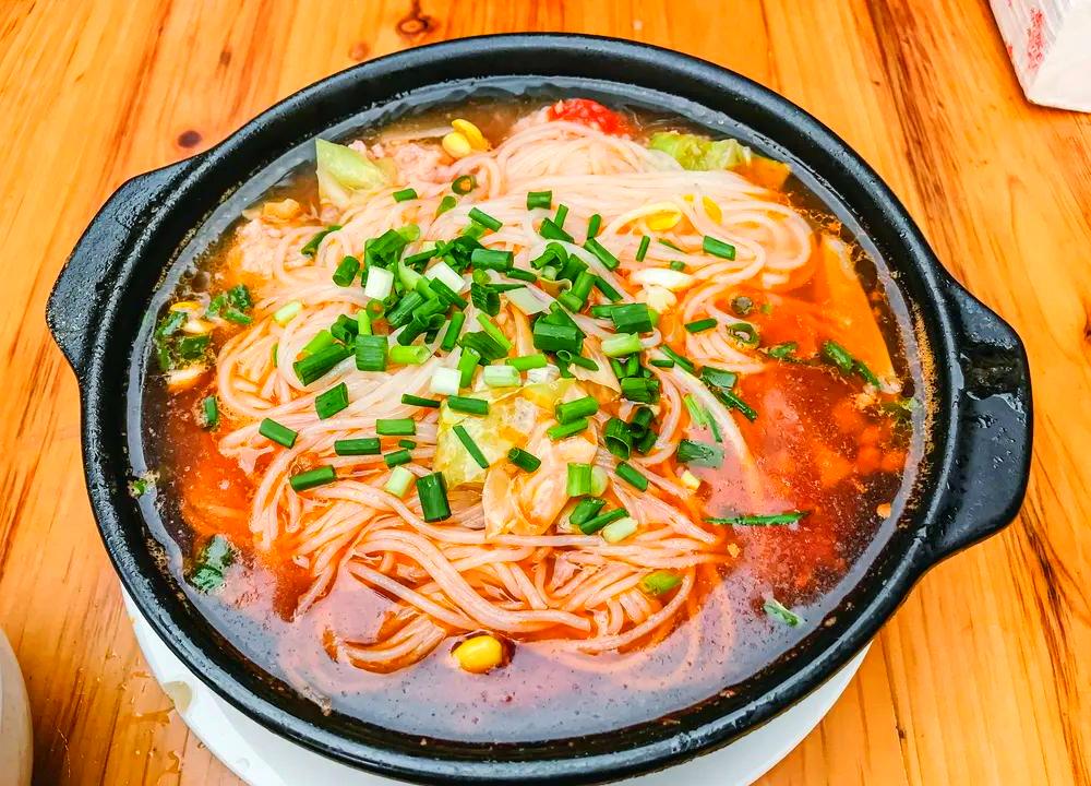 砂锅米线摆摊怎么做?从选址到出餐流程,新手要掌握的技巧!(图3) 砂锅米线摆摊怎么做?从选址到出餐流程,新手要掌握的技巧!(图3)