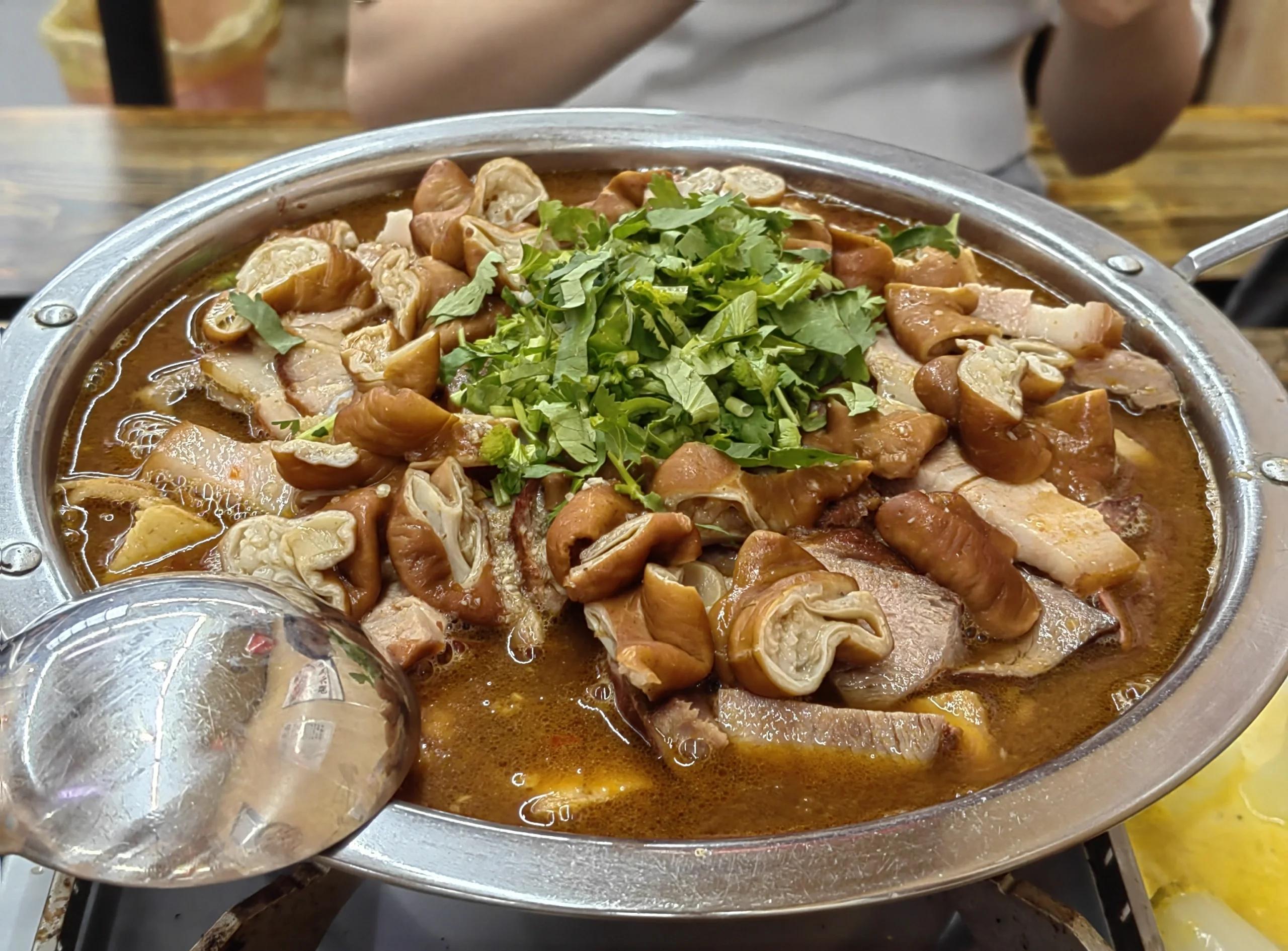 卤煮火烧凉了还能卖吗？提前做、隔夜汤到底能不能用？