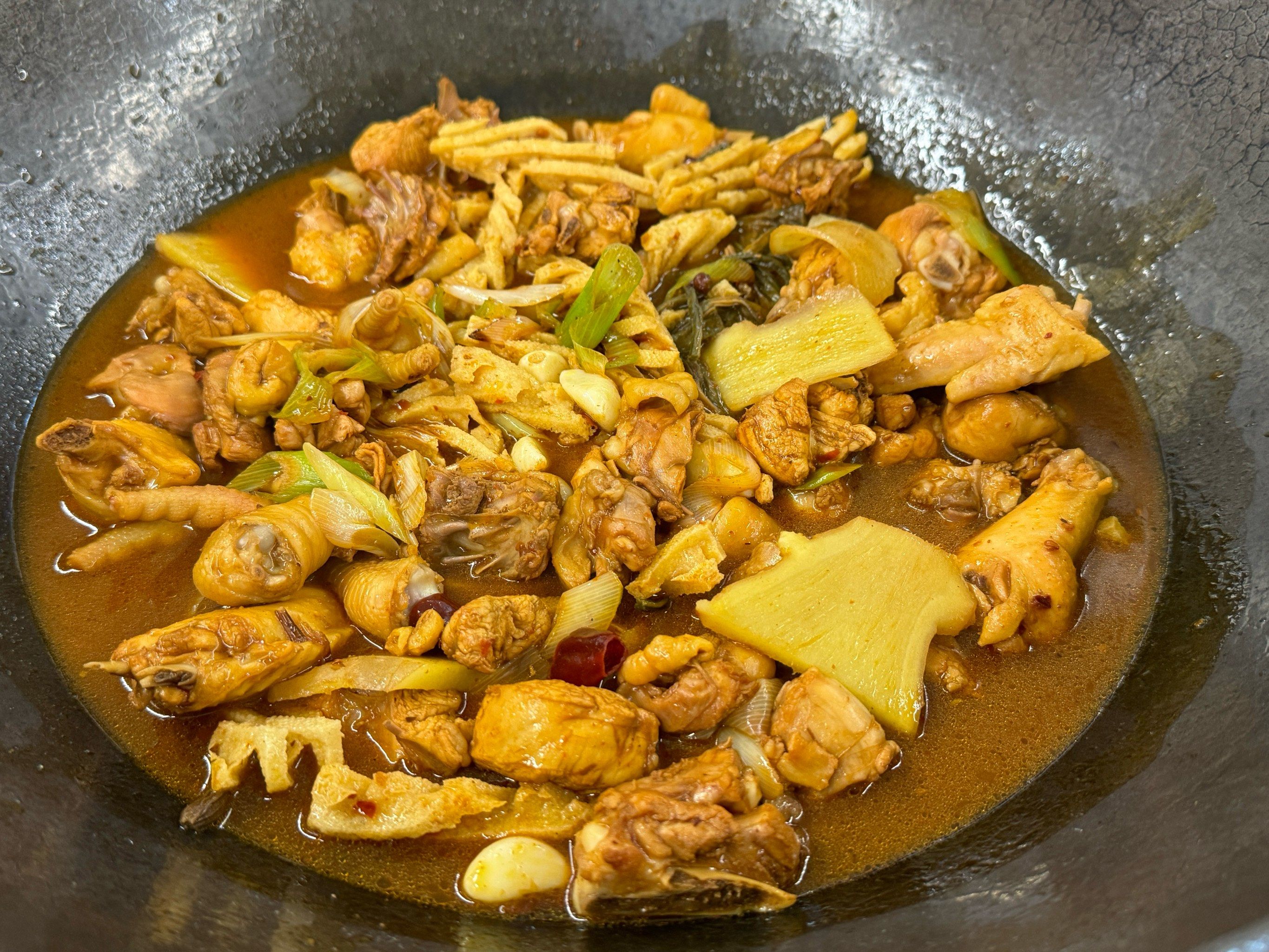 地锅鸡的制作方法难不难？从选料到火候一次讲清，学会就能上手做(图3)