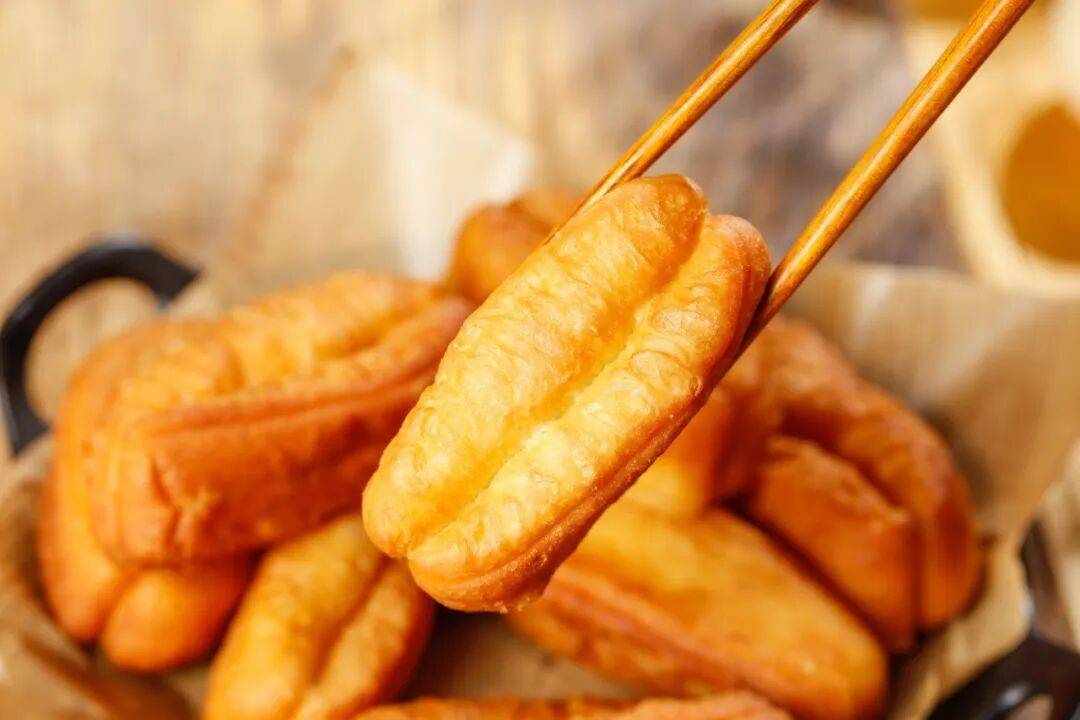 炸油条总是发不起来？老师傅：多加这一步，个个空心酥脆！(图2)