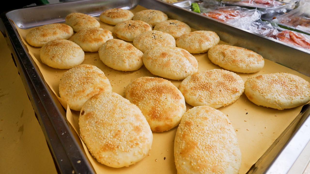 学打烧饼多少钱?别当免费学徒!揭秘“层层掉渣”的3个关键技术!(图3) 学打烧饼多少钱?别当免费学徒!揭秘“层层掉渣”的3个关键技术!(图3)