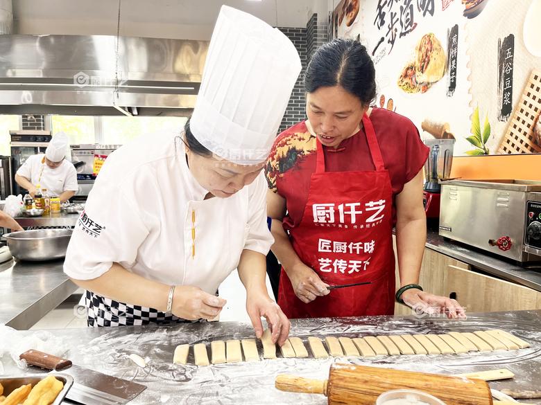 早餐油条怎么炸酥脆好吃？很多人忽略这几个