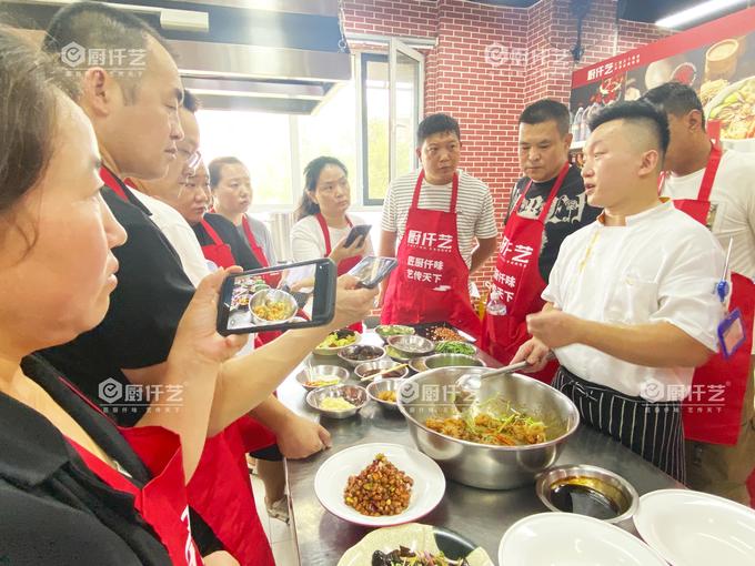 青岛凉菜培训哪家更靠谱？培训机构怎么选？(图3)