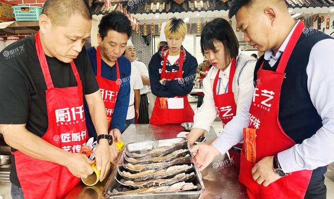 淄博哪里可以学烤鱼？烤鱼培训怎么选？(图3)