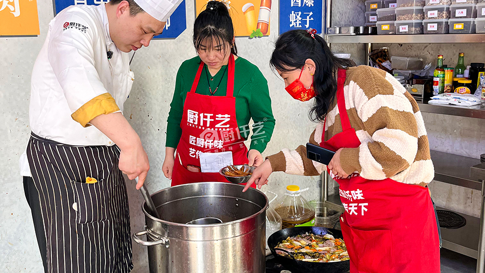 德州卤肉培训哪里学？2026年学完技术怎么选一锅卤水定生死(图2)