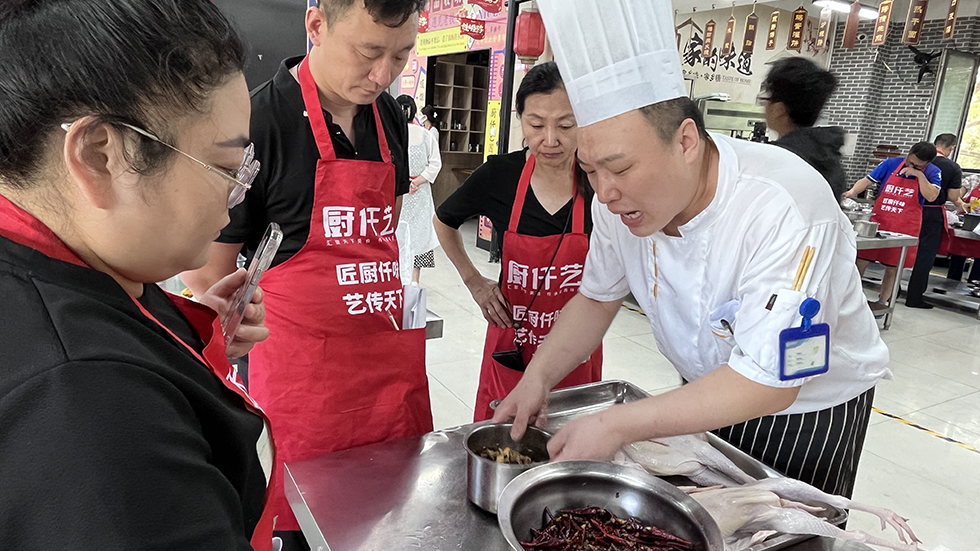 聊城学椒麻鸡培训多少钱？零基础、从来没做过餐饮，能学会吗？(图4)