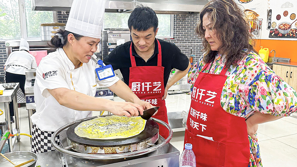 滕州菜煎饼培训学校怎么选？看清这几点少走弯路(图2)