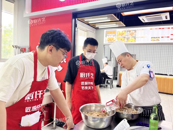 现卤现捞和传统卤菜哪个更好卖？厨仟艺帮你对比清楚(图2)