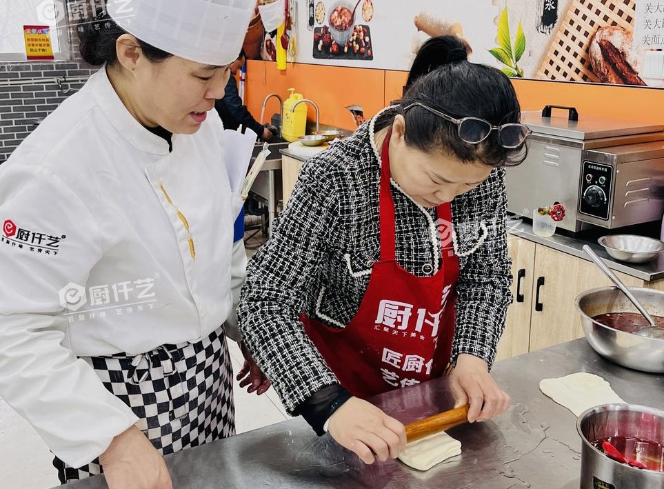 正宗鸡蛋灌饼培训费用？厨仟艺：你花的钱到底买了什么(图3)