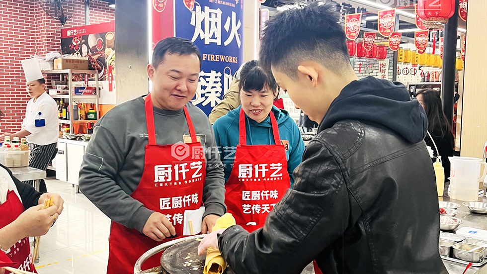 学做杂粮煎饼,厨仟艺教你从面糊到出餐的完整流程,每一步都别踩坑!(图2) 学做杂粮煎饼,厨仟艺教你从面糊到出餐的完整流程,每一步都别踩坑!(图2)