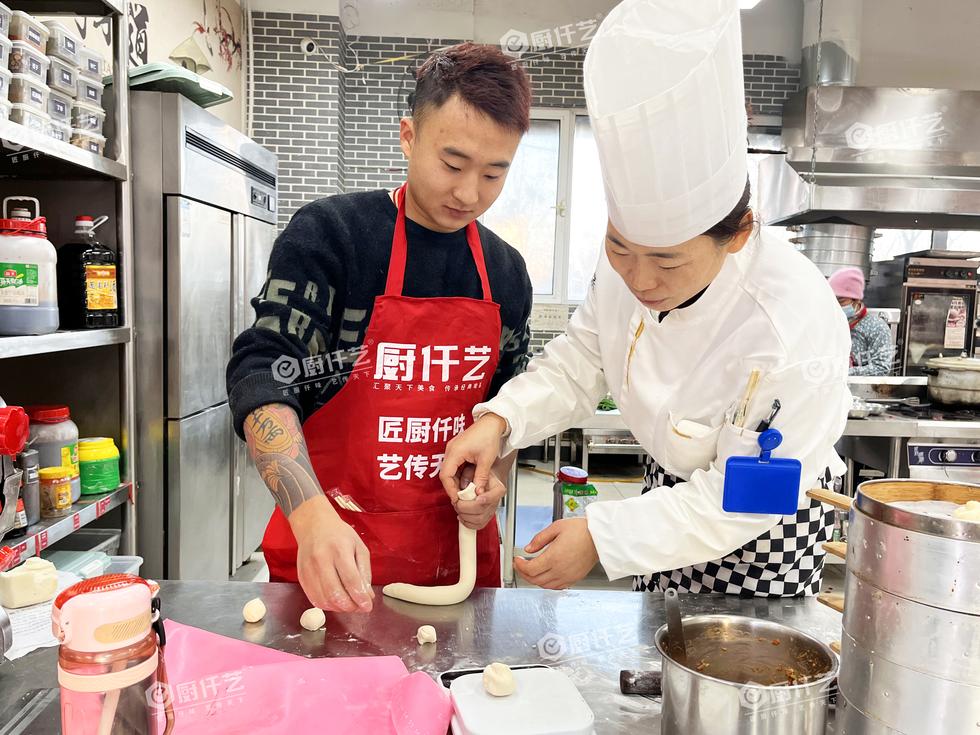 学小笼包包制手法去哪靠谱？握皮、收口、捏褶一个都不能少，厨仟艺手把手教你，避免踩坑！(图3)
