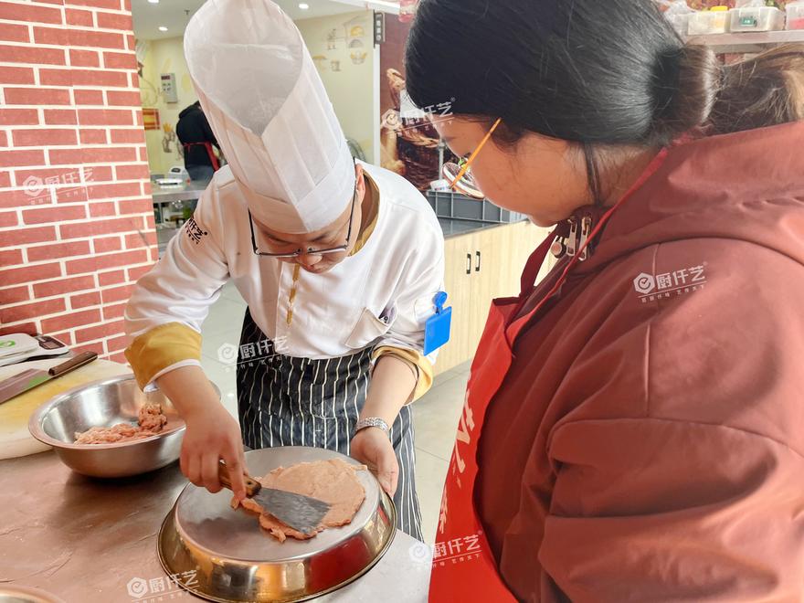学做福鼎肉片要多少钱？这笔账不简单，厨仟艺从三个维度帮你算清楚