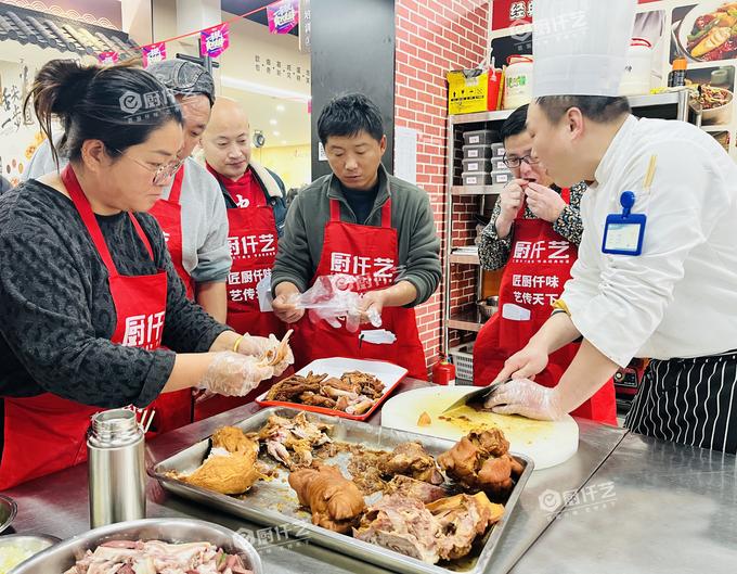 现卤现捞卤水做法哪里学靠谱？推荐厨仟艺，深耕餐饮18年，配方透明不藏私！