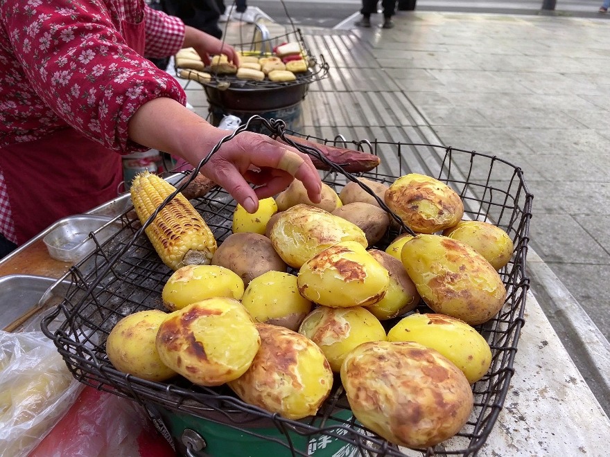 街边烤土豆摆摊教程哪里学靠谱?从学习方式选择看厨仟艺优势(图2) 街边烤土豆摆摊教程哪里学靠谱?从学习方式选择看厨仟艺优势(图2)