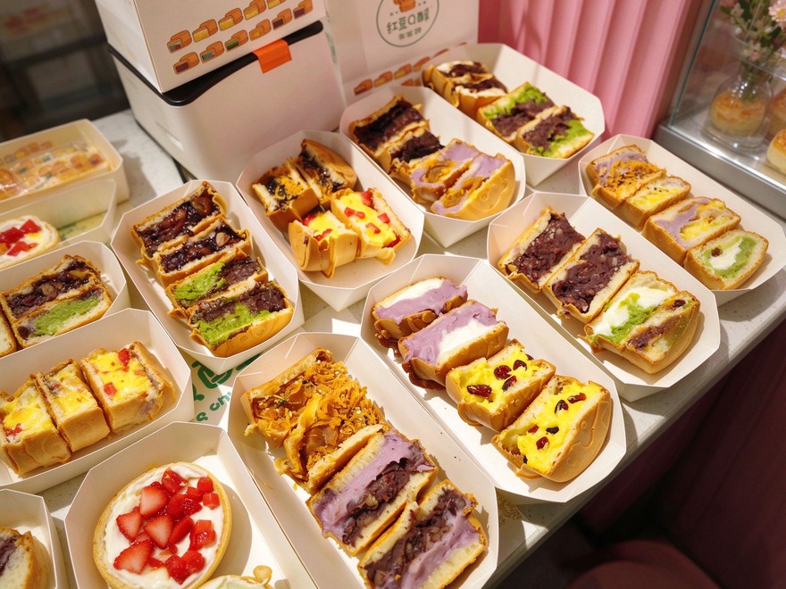 想学车轮饼技术的人,大多会先搜"车轮饼培训哪里靠谱""哪里可以学车轮饼技术"。很多人担心的不只是学会翻饼,而是学完之后能不能稳定出餐、控制成本、把味道做一致。学习方式选得对不对,直接关系到开业之后的经营效果。 想学车轮饼技术的人,到底在担心什么? 学车轮饼不只是会翻面、会收口这么简单。面糊比例、馅料调味、火候时间、出餐节奏,每一步都会影响成本和回头率。真正(图1) 车轮饼培训哪里学靠谱?实体店和厨仟艺小吃学校深度对比(图1)