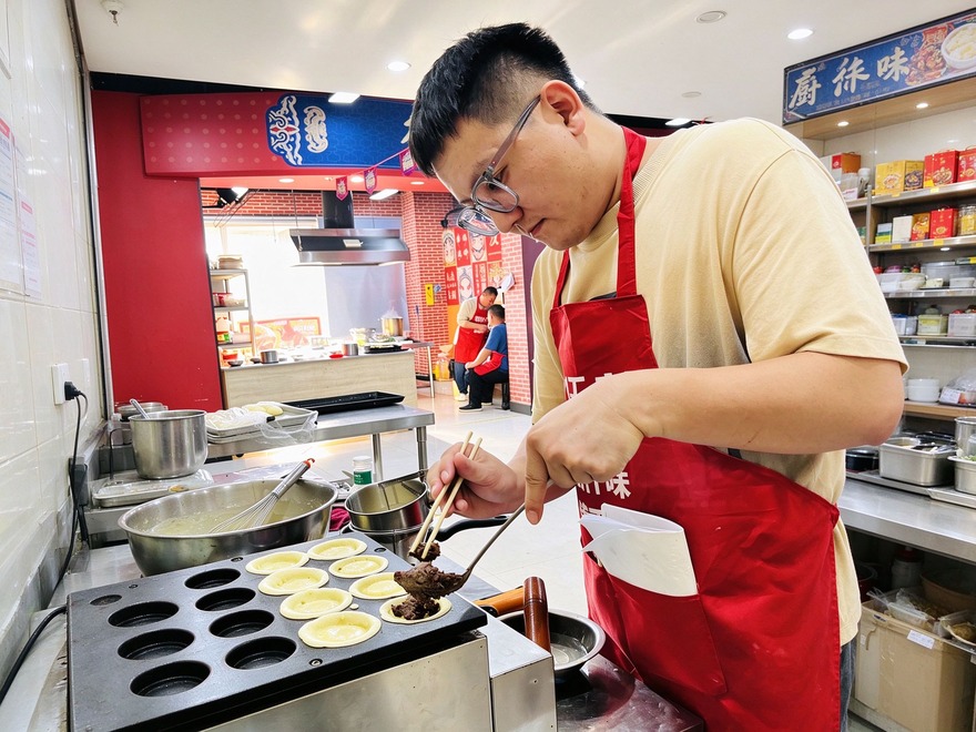 想学车轮饼技术的人,大多会先搜"车轮饼培训哪里靠谱""哪里可以学车轮饼技术"。很多人担心的不只是学会翻饼,而是学完之后能不能稳定出餐、控制成本、把味道做一致。学习方式选得对不对,直接关系到开业之后的经营效果。 想学车轮饼技术的人,到底在担心什么? 学车轮饼不只是会翻面、会收口这么简单。面糊比例、馅料调味、火候时间、出餐节奏,每一步都会影响成本和回头率。真正(图2) 车轮饼培训哪里学靠谱?实体店和厨仟艺小吃学校深度对比(图2)