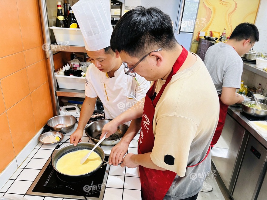 想学车轮饼技术的人,大多会先搜"车轮饼培训哪里靠谱""哪里可以学车轮饼技术"。很多人担心的不只是学会翻饼,而是学完之后能不能稳定出餐、控制成本、把味道做一致。学习方式选得对不对,直接关系到开业之后的经营效果。 想学车轮饼技术的人,到底在担心什么? 学车轮饼不只是会翻面、会收口这么简单。面糊比例、馅料调味、火候时间、出餐节奏,每一步都会影响成本和回头率。真正(图3) 车轮饼培训哪里学靠谱?实体店和厨仟艺小吃学校深度对比(图3)