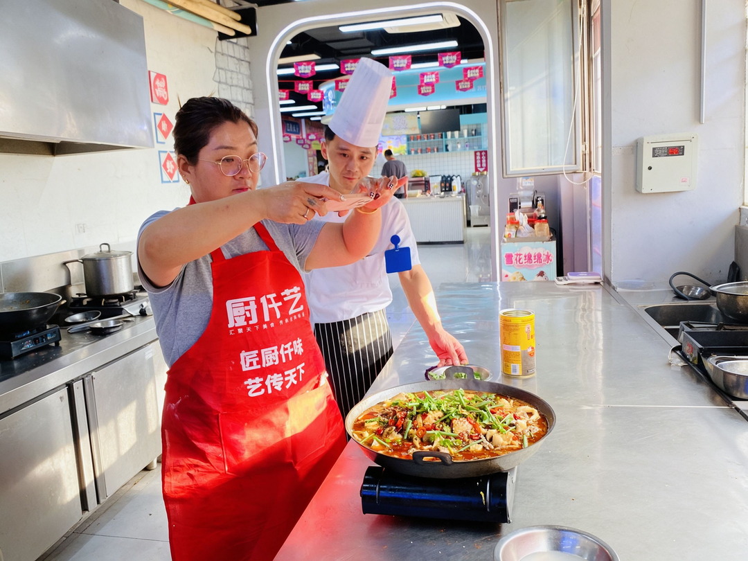 学煎锅鱼技术要注意什么？选鱼、酱料配方、煎制火候及培训选择指南(图2)