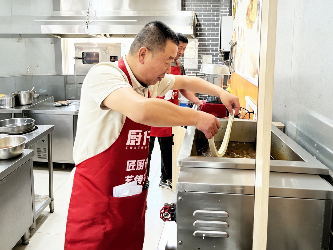 学香酥大油条技术要注意什么?配方、醒面、炸制火候与培训选择指南(图1) 学香酥大油条技术要注意什么?配方、醒面、炸制火候与培训选择指南(图1)