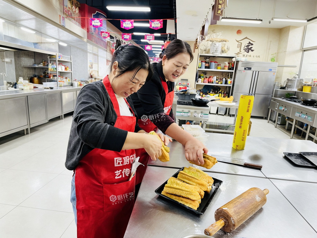 学香酥大油条技术要注意什么?配方、醒面、炸制火候与培训选择指南(图3) 学香酥大油条技术要注意什么?配方、醒面、炸制火候与培训选择指南(图3)
