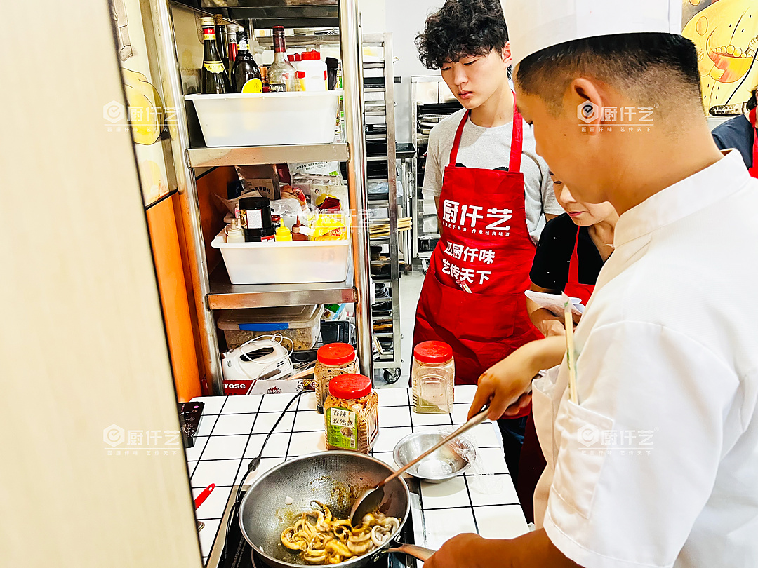 学水果炸鸡技术要注意什么?配方、炸制工艺和培训学校选择指南(图1) 学水果炸鸡技术要注意什么?配方、炸制工艺和培训学校选择指南(图1)