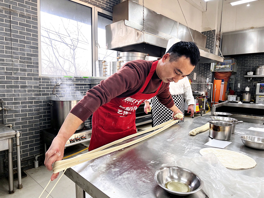 手工拉面去哪里学？培训学校、实体店拜师和网上自学怎么选？(图2)